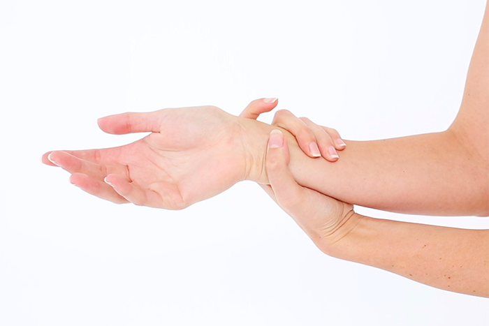 Differences Between a Wrist Sprain and Tendonitis